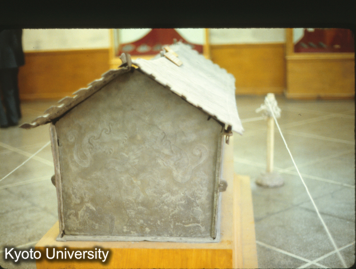 100-21_銅棺（祥雲大波那・戦国） 側面 （雲南省博） (1)