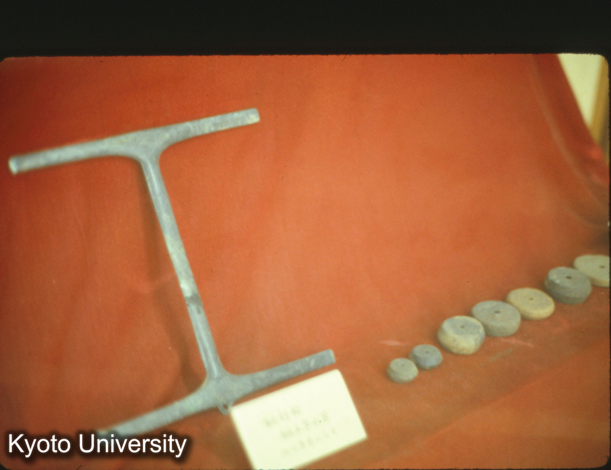 100-25_銅工字形器（江川李家山出土） （雲南省博） (1)