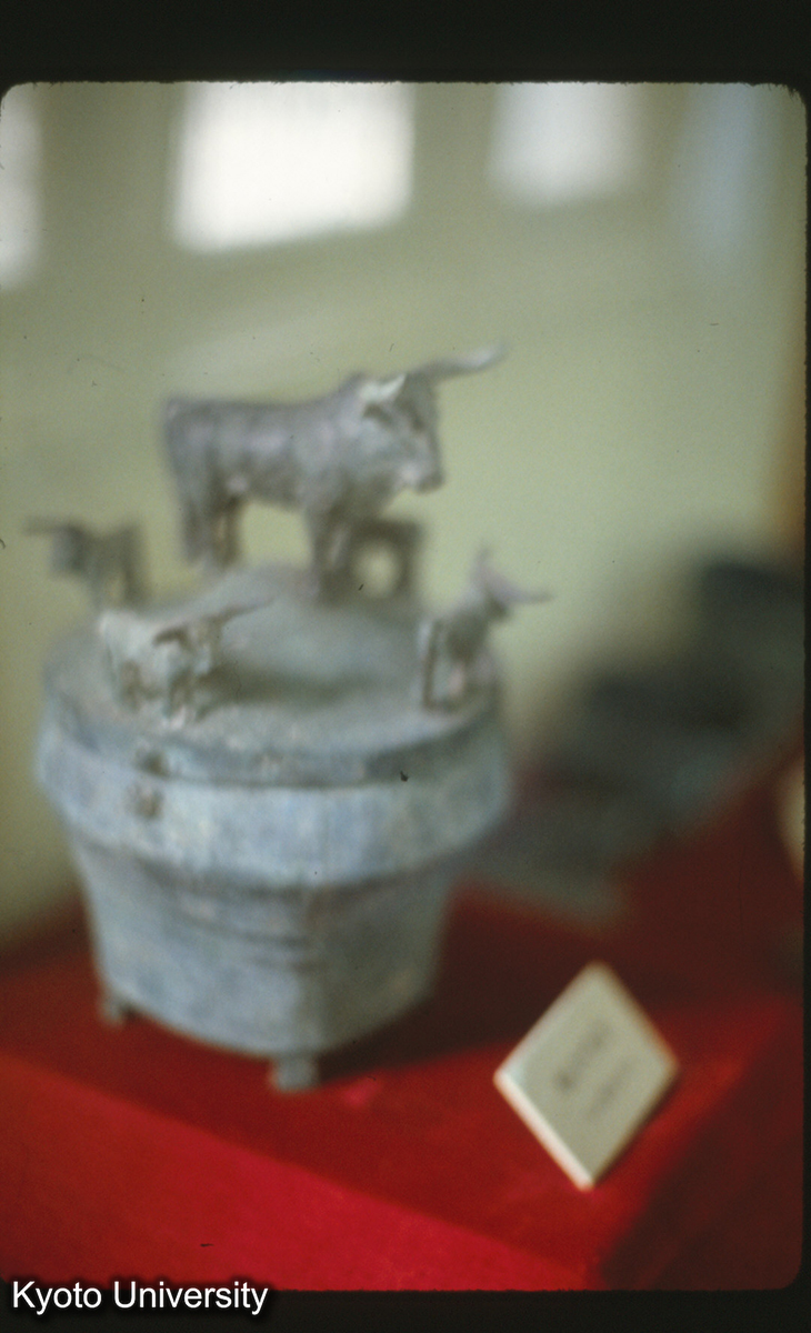 100-29_銅針線盒（江川李家山） （雲南省博） (1)