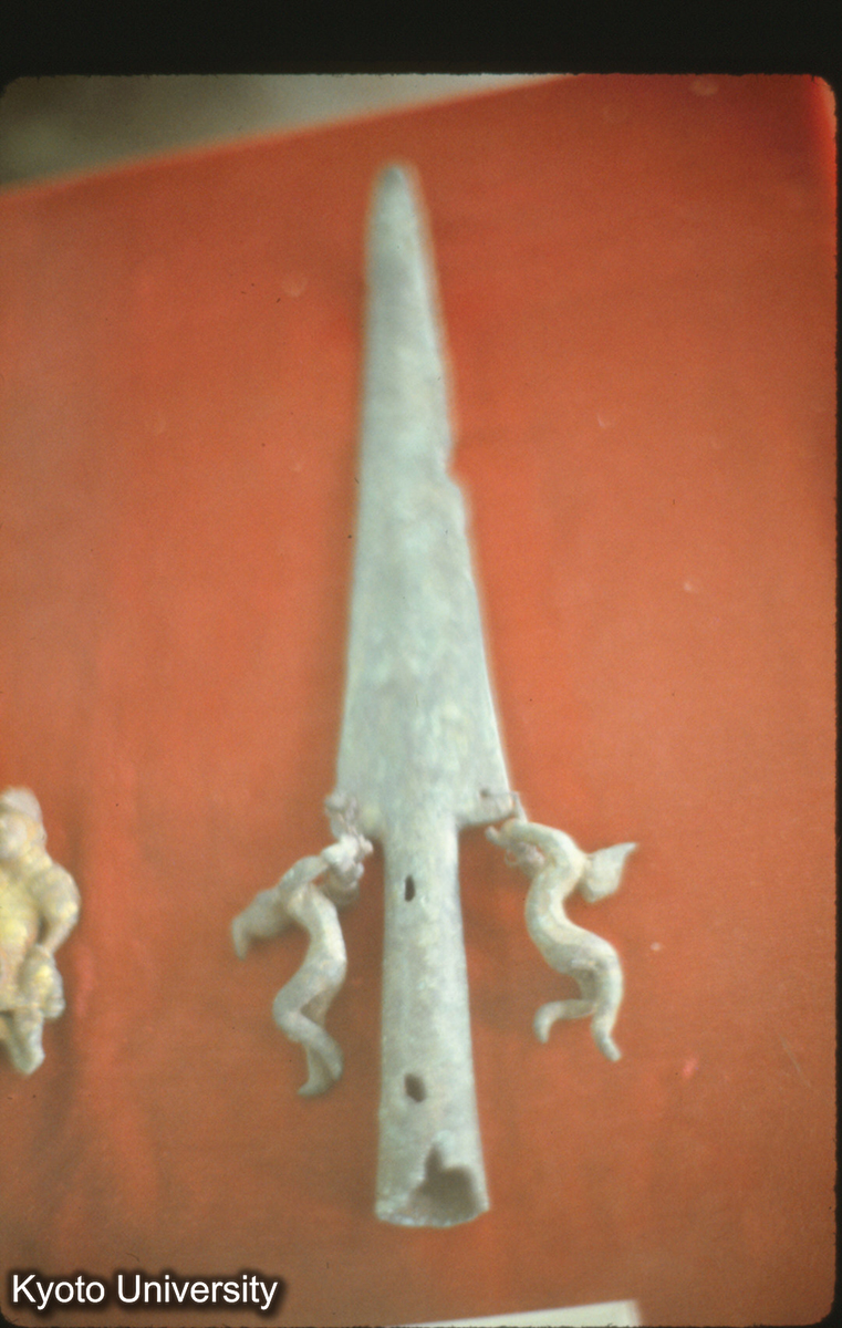 100-31止_吊人銅矛（石寨山） （雲南省博） (1)