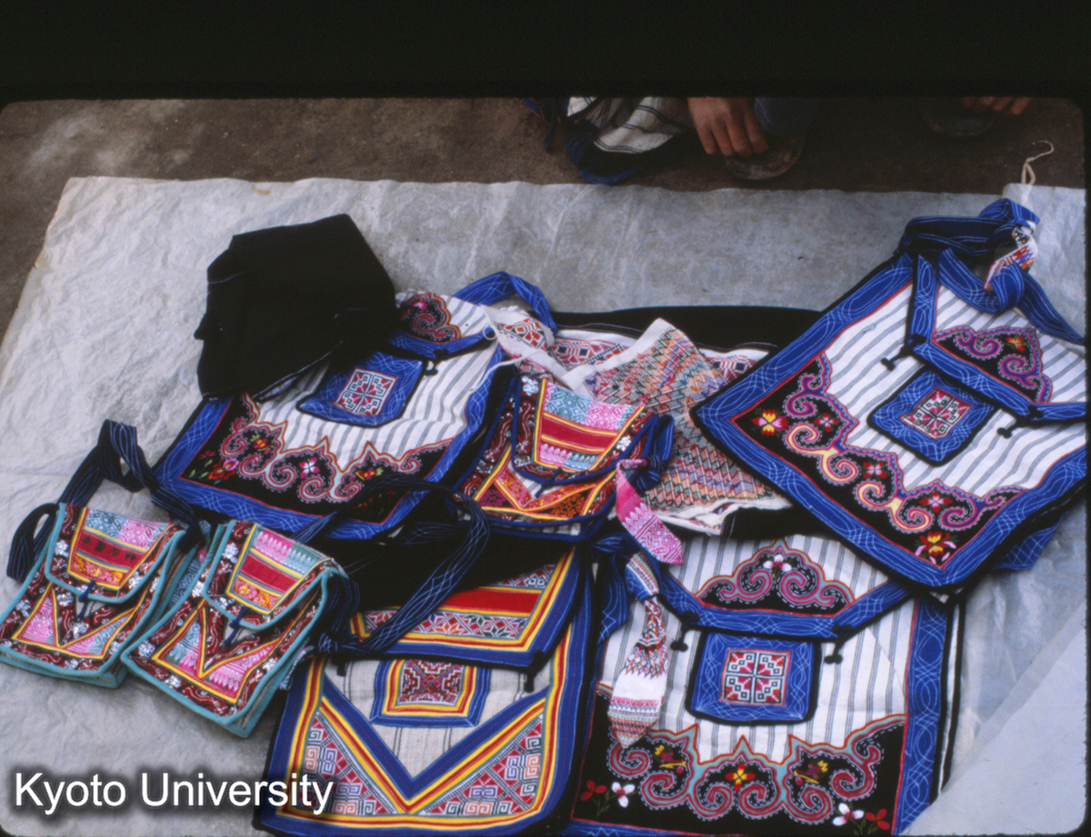 101-30_路南 石林 イ族（サニ）のバッグ (1)