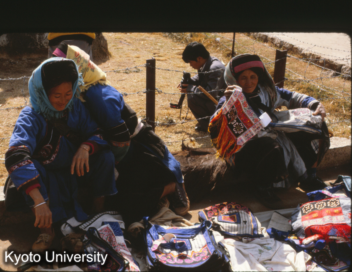 102-6_路南 石林 イ族（サニ）のマーケット (1)