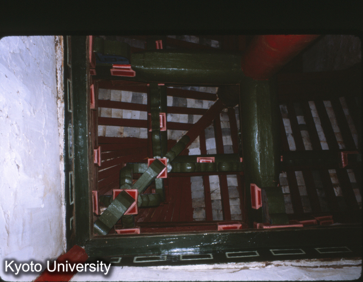 103-16_安寧 曹渓寺大殿 内部隅見上げ (1)