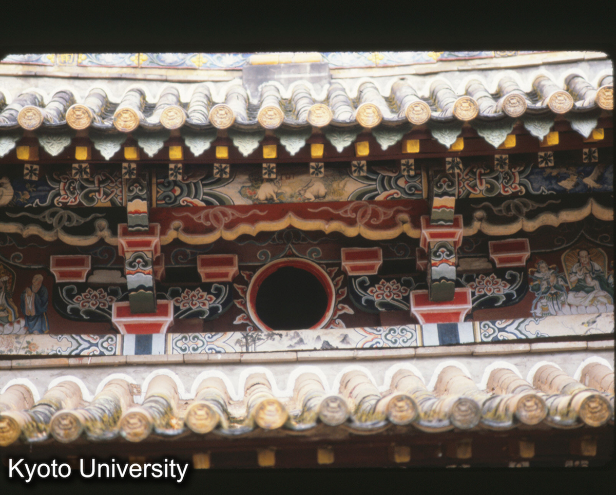 103-19_安寧 曹渓寺大殿 "天涵宝月" 毎"甲子"年八月中秋夜、仏の鼻から臍まで月光が入る（"曹渓印月"） (1)