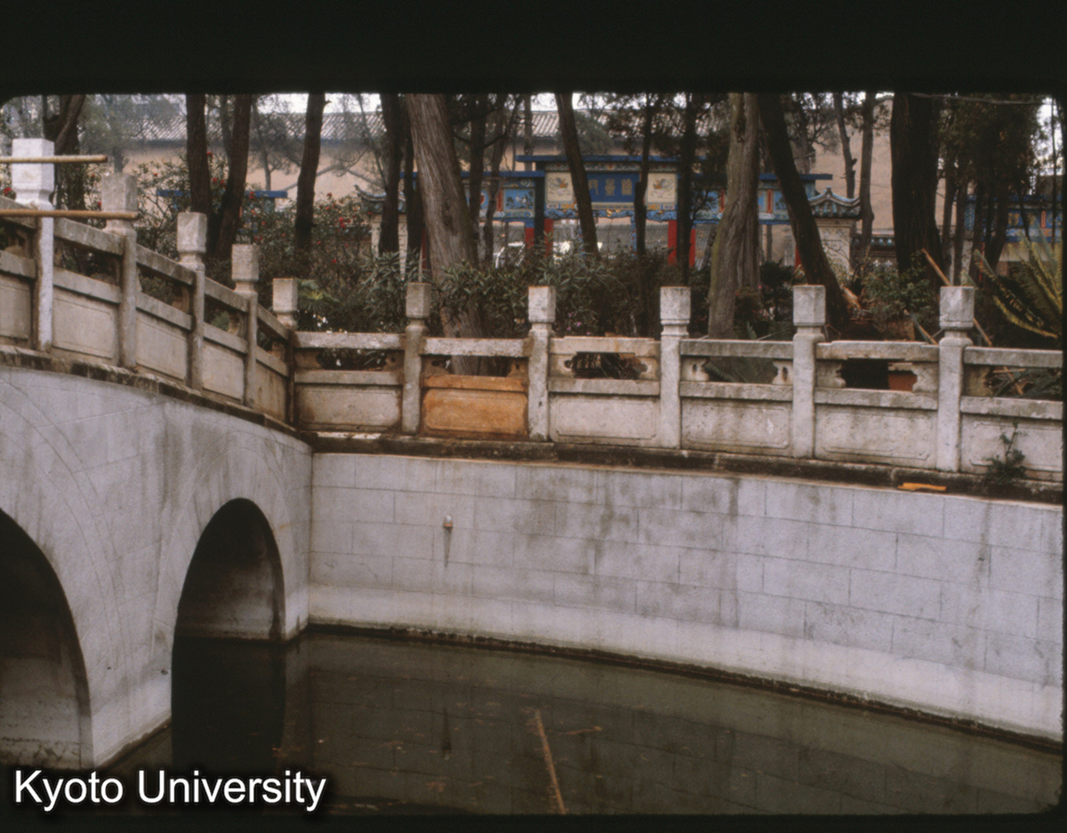 104-11_昆明 文廟 泮池 石欄は明? (1)