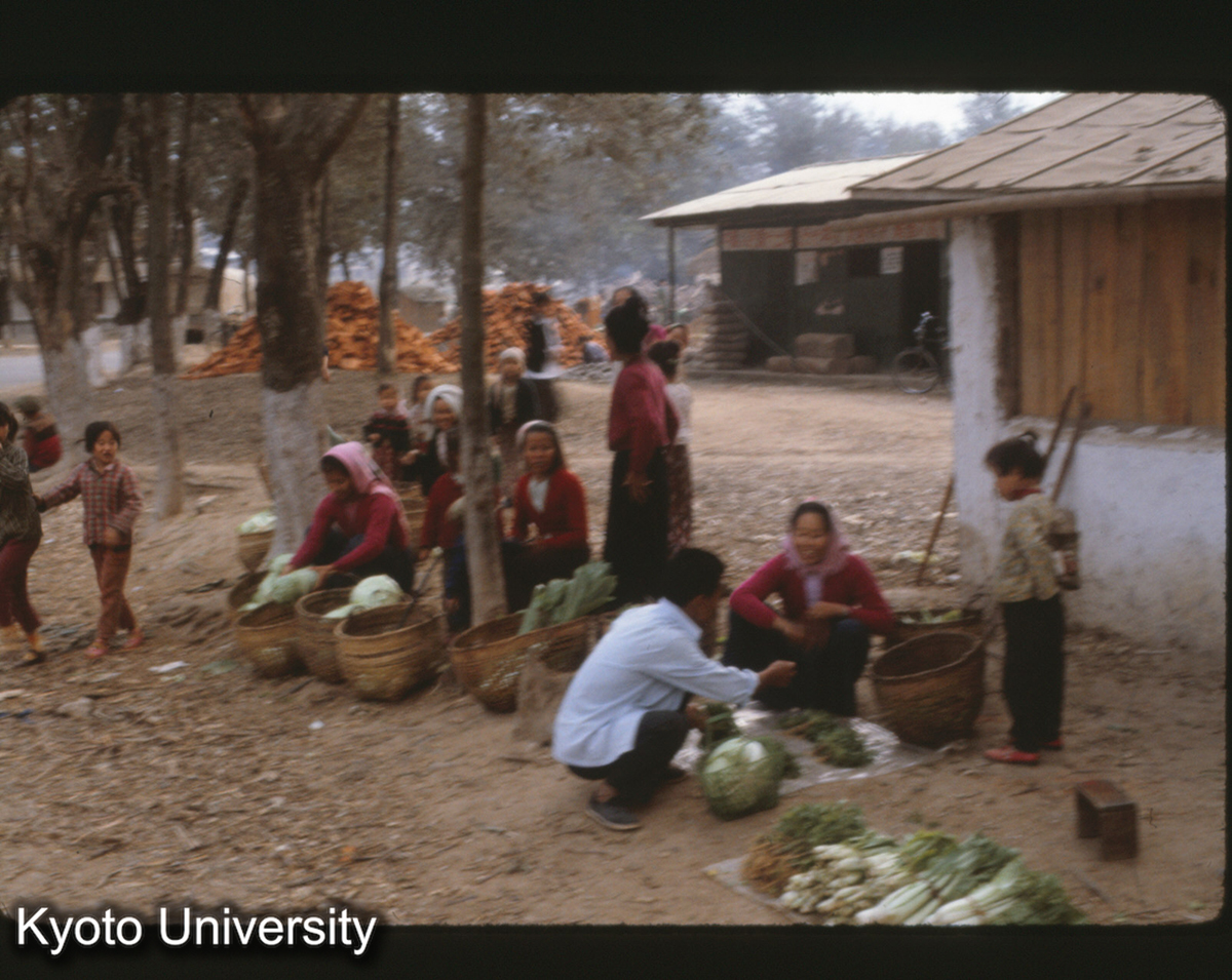 104-37_タイ族 自由市場（景洪） (1)