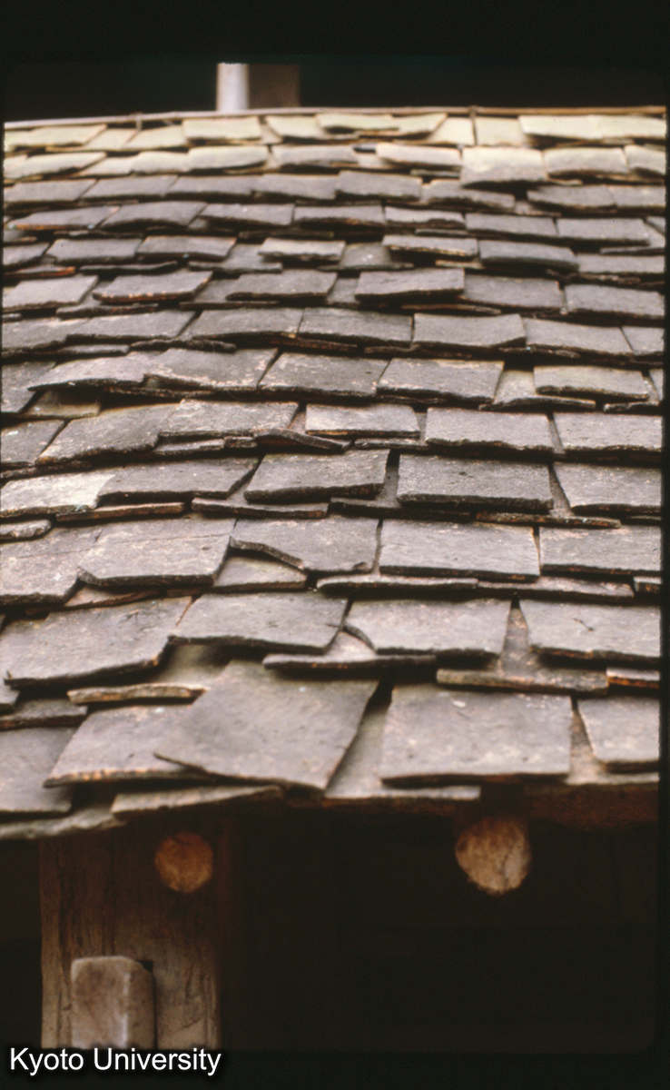 105-10_景洪 タイ族 民居 瓦 21×13×0.9 (1)