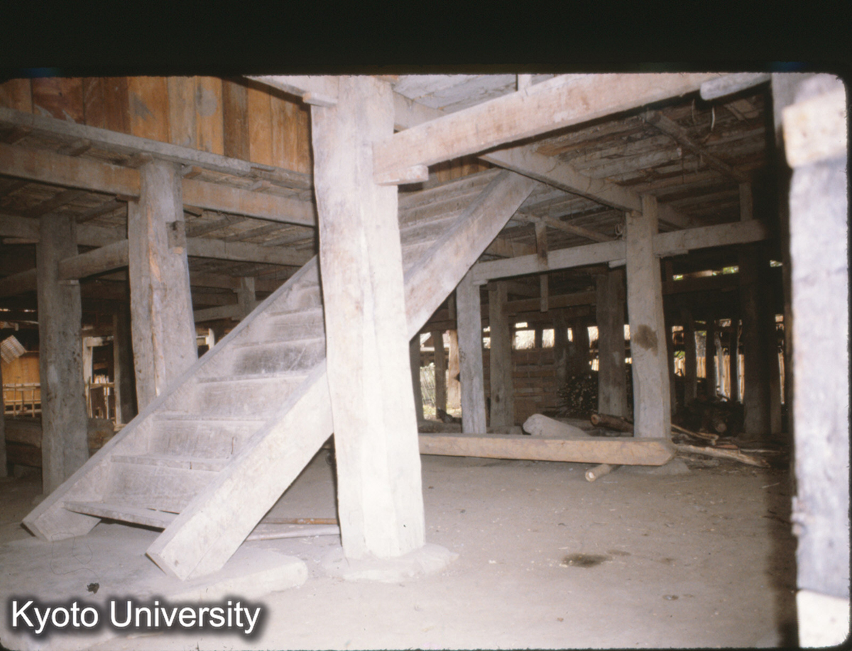 105-12_景洪 タイ族 民居 楼下 階梯 (1)