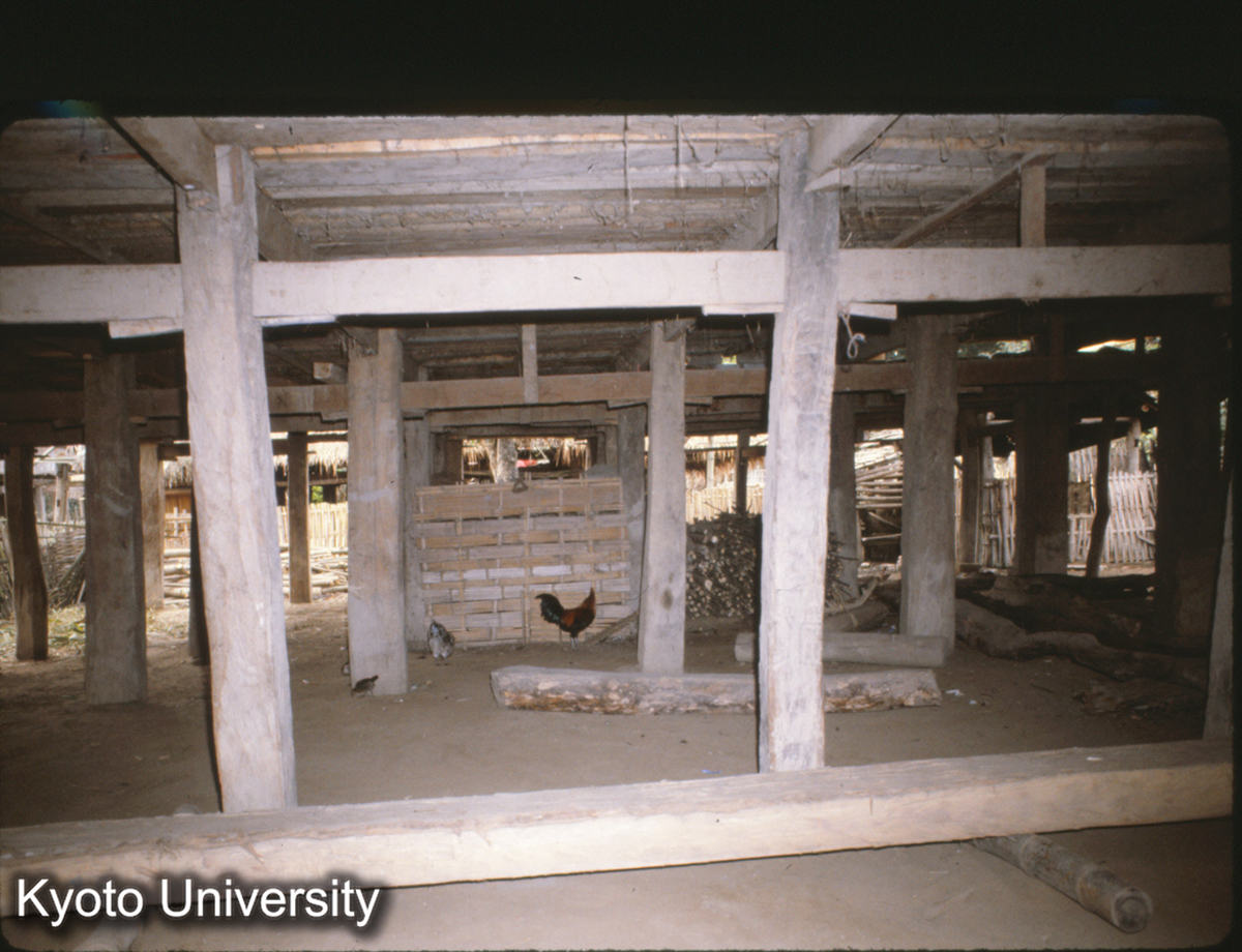 105-13_景洪 タイ族 民居 楼下全景 (1)