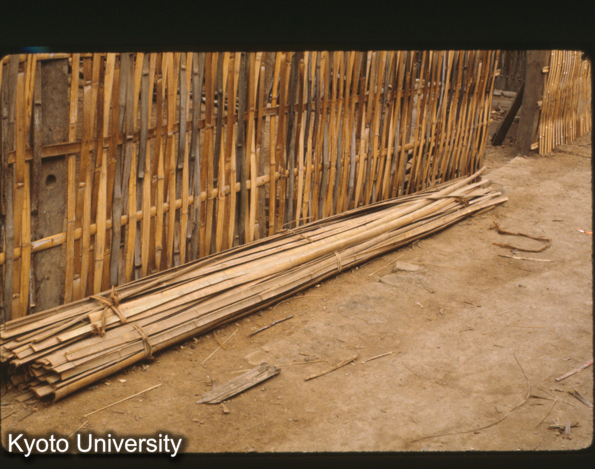 105-16_景洪 タイ族 竹割材 3cm巾×4.08m (1)