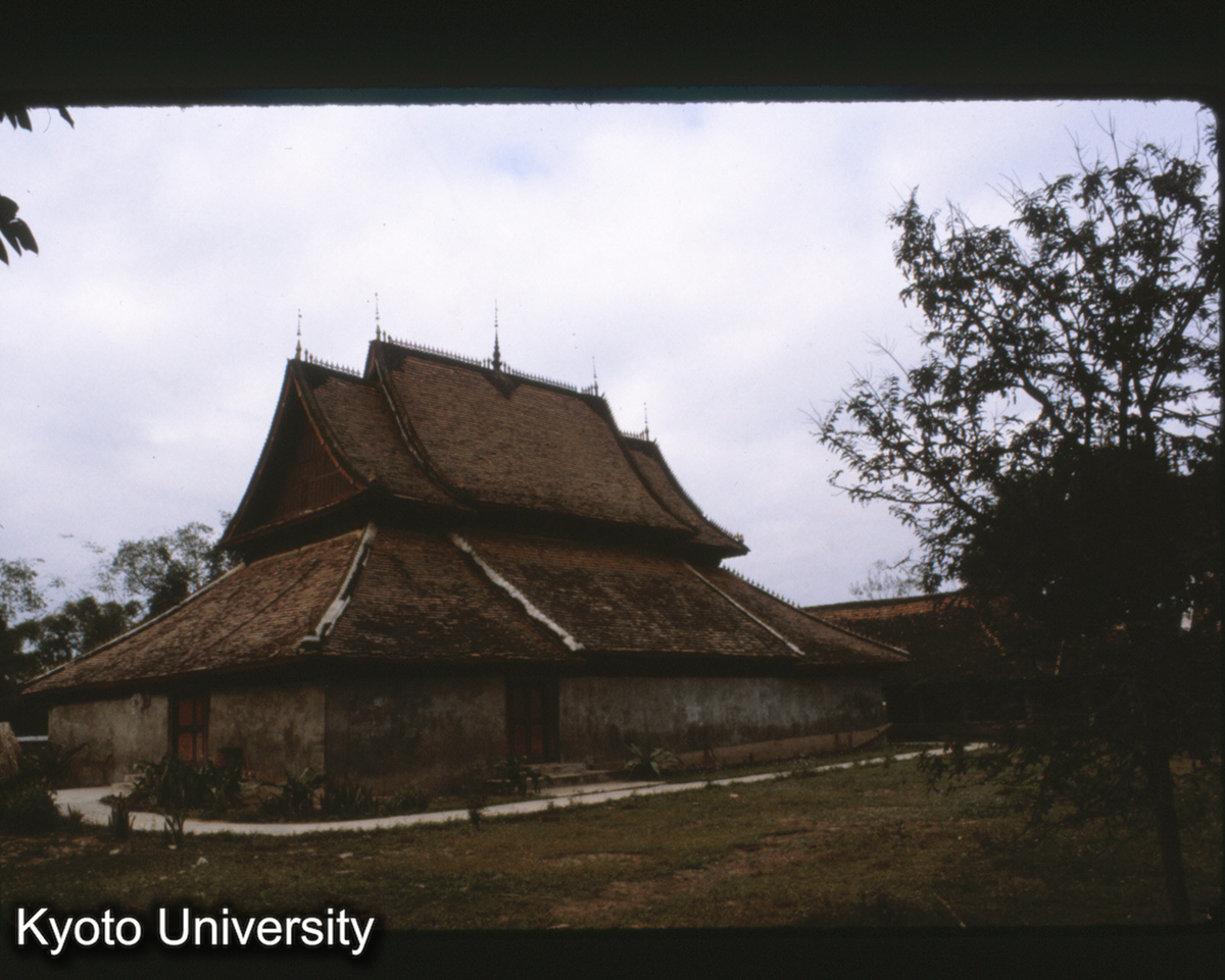105-20_景洪 曼角仏寺大殿 正側面 (1)