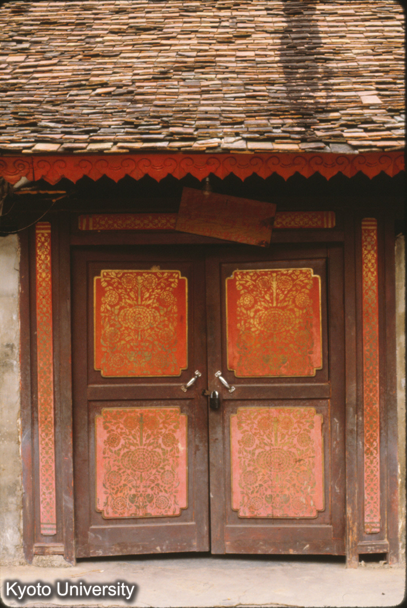 105-23_景洪 曼角仏寺大殿 門扉 (1)