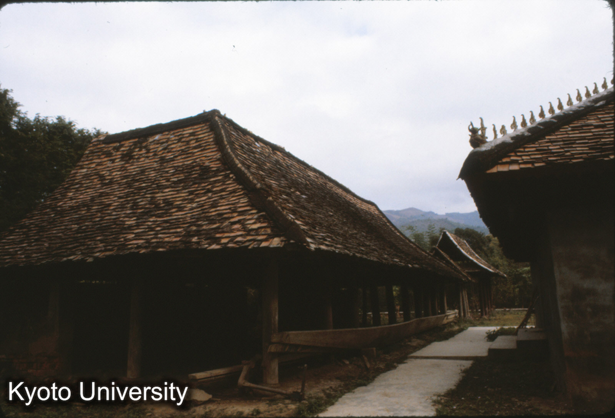 105-25_景洪 曼角仏寺 舟小屋 (1)