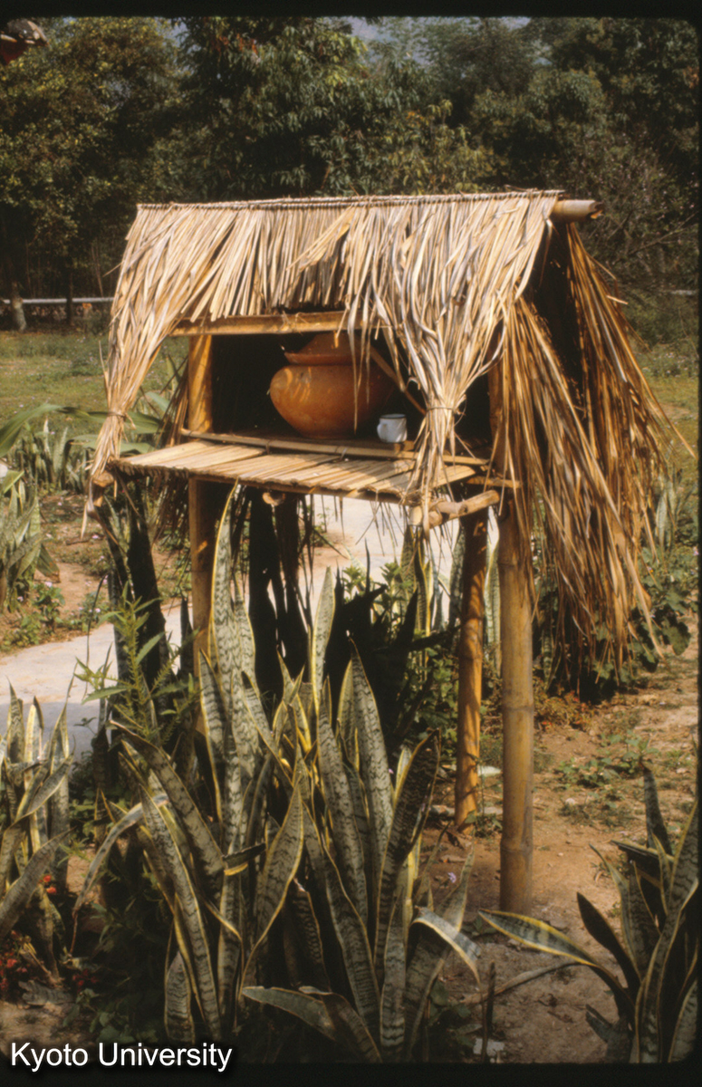 106-5_景洪 曼角仏寺大殿前 一対の献水 (1)
