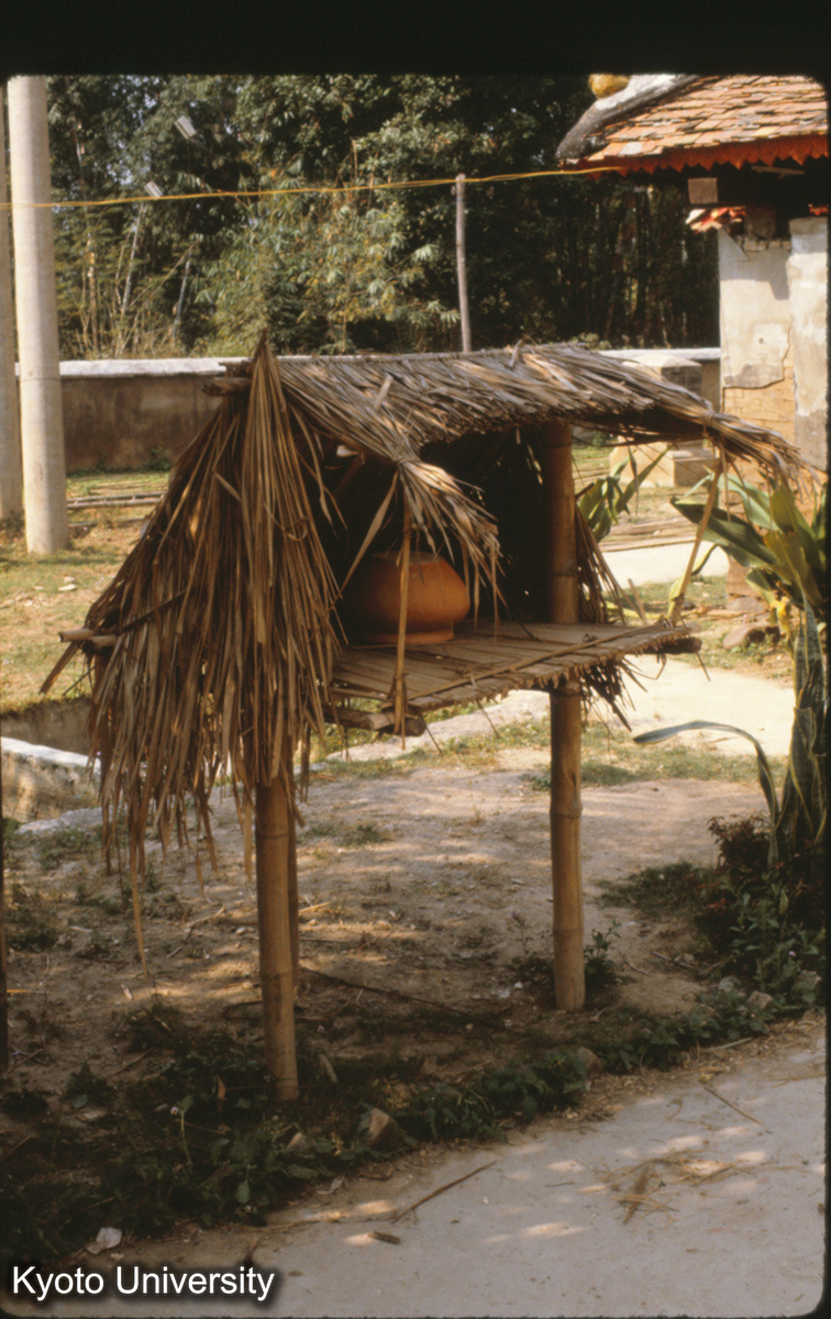 106-6_曼角仏寺 殿前一対献水（ツボ状） (1)
