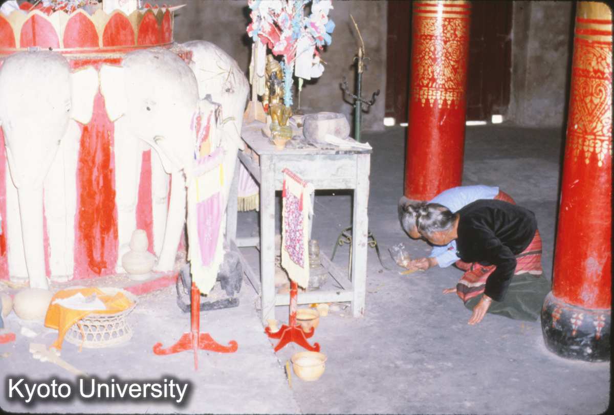 106-31_タイ族老女の参拝（曼角仏寺大殿） (1)