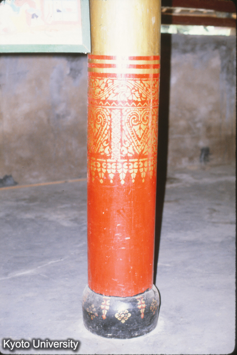 106-32_曼角仏寺大殿 柱と礎 (1)