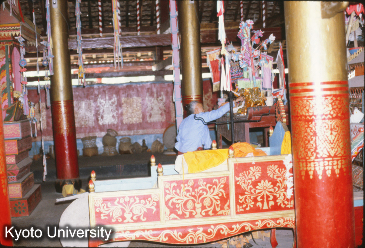 106-34_タイ族老女の参拝（曼角仏寺大殿） (1)