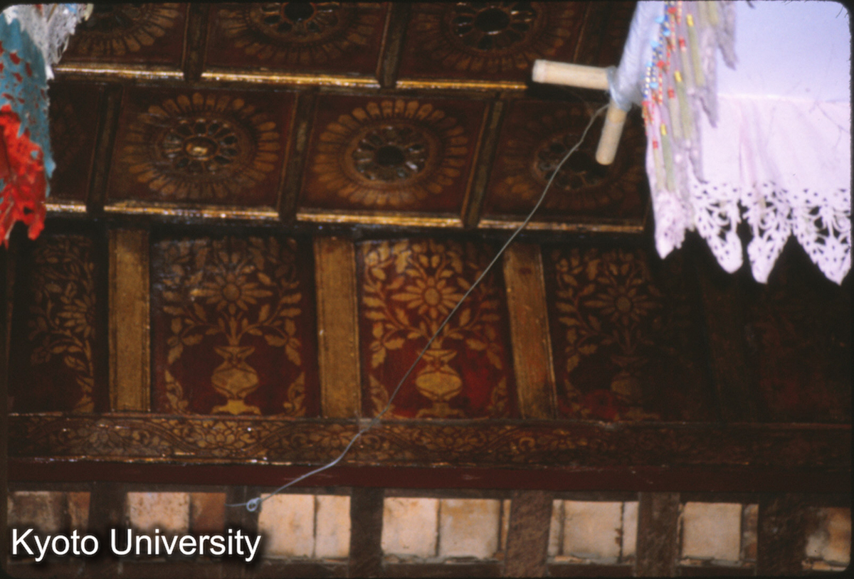 106-35_曼角仏寺大殿 立ち壁の紋様 (1)