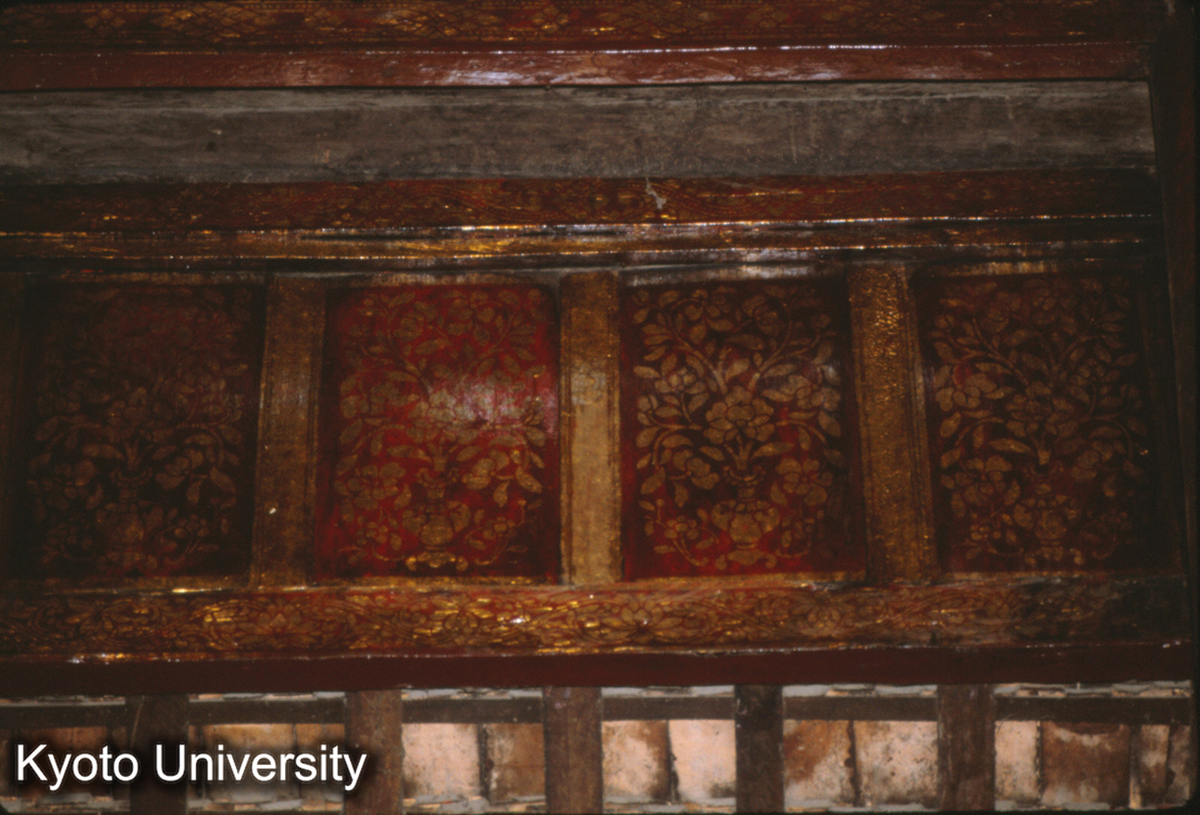 106-36_曼角仏寺大殿 折り上げ壁の文様装飾 (1)