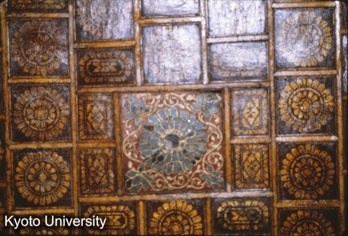 106-37止_曼角仏寺大殿 格天井 (1)