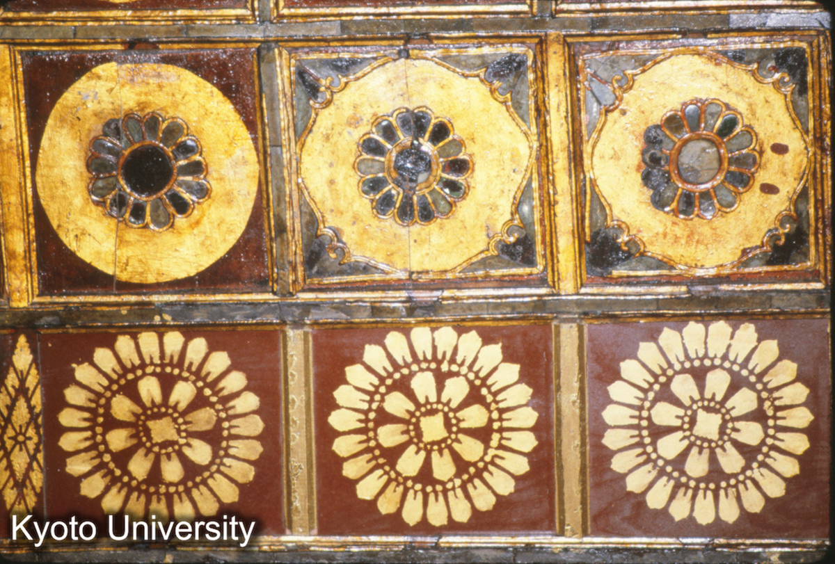 107-3_曼角仏寺大殿 格天井の文様 (1)