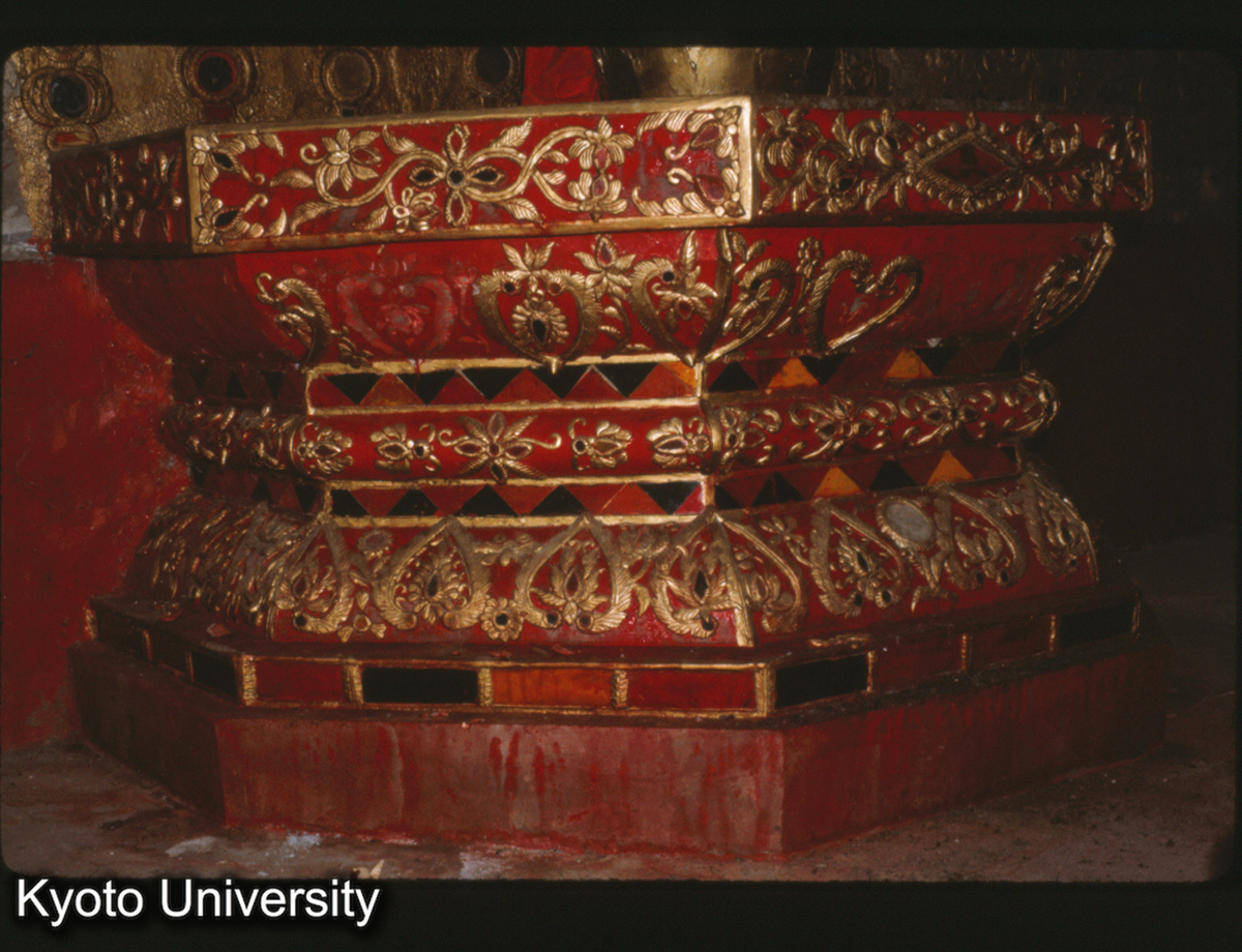 107-26_曼角仏寺経堂 主仏 須弥坐 (1)