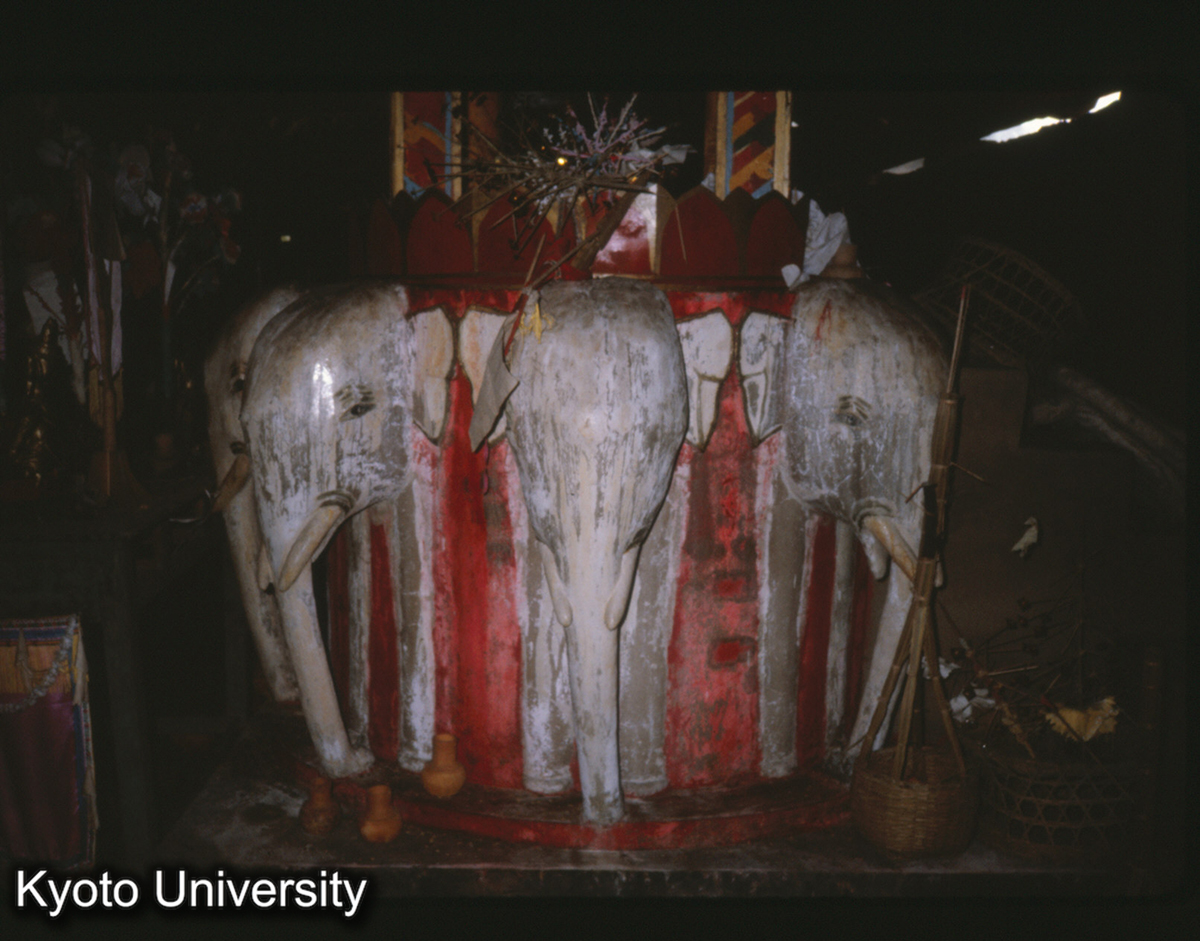 108-31_曼角仏寺大殿 仏宮八象 (1)