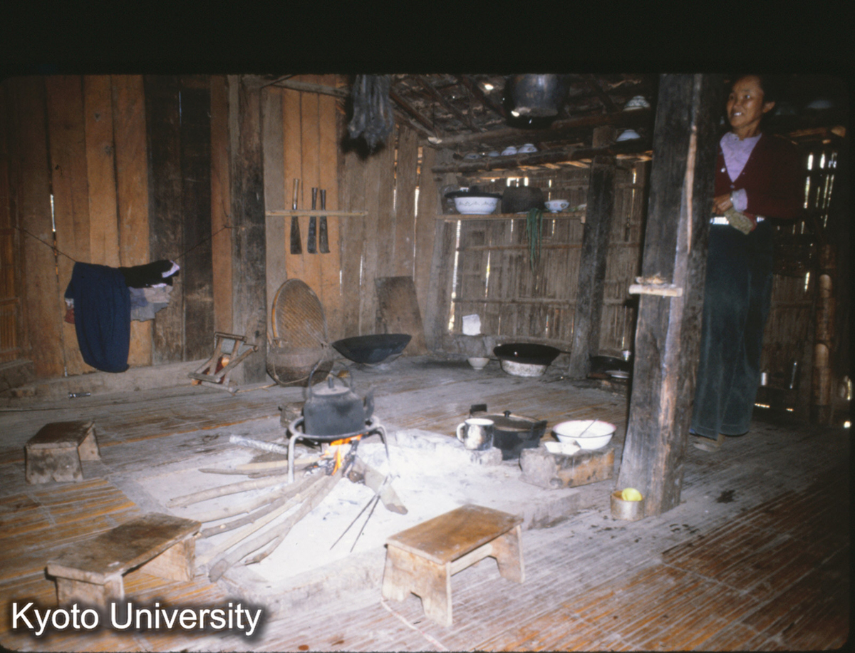 109-6_景洪 曼角 タイ族 民居 居室 いろり (1)