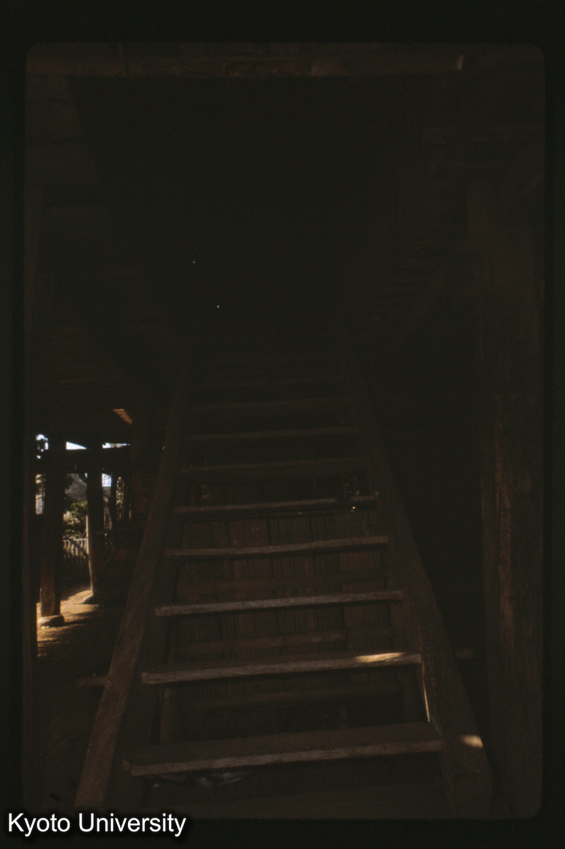 109-11_景洪 曼角タイ族 民居 階梯 (1)