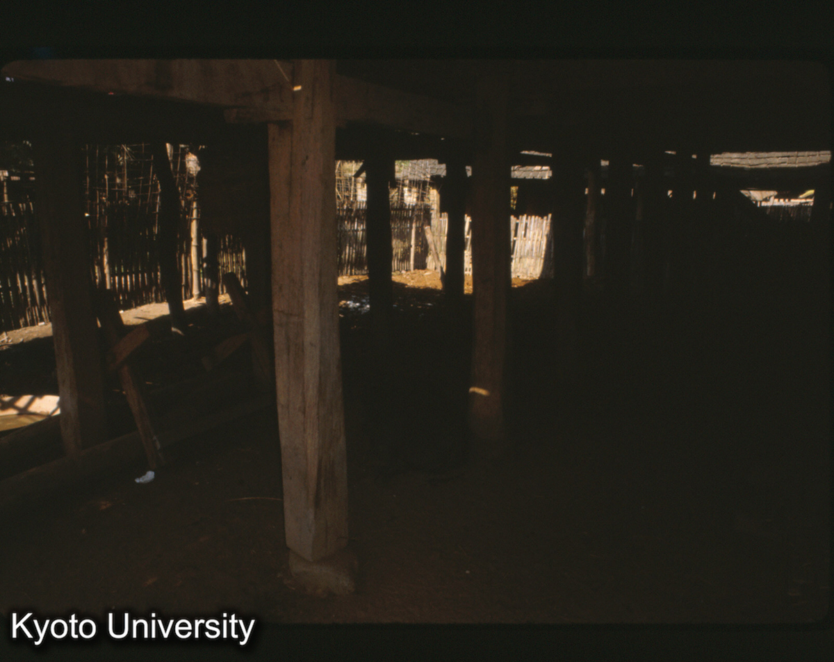 109-13_景洪 曼角タイ族 民居 楼下 (1)