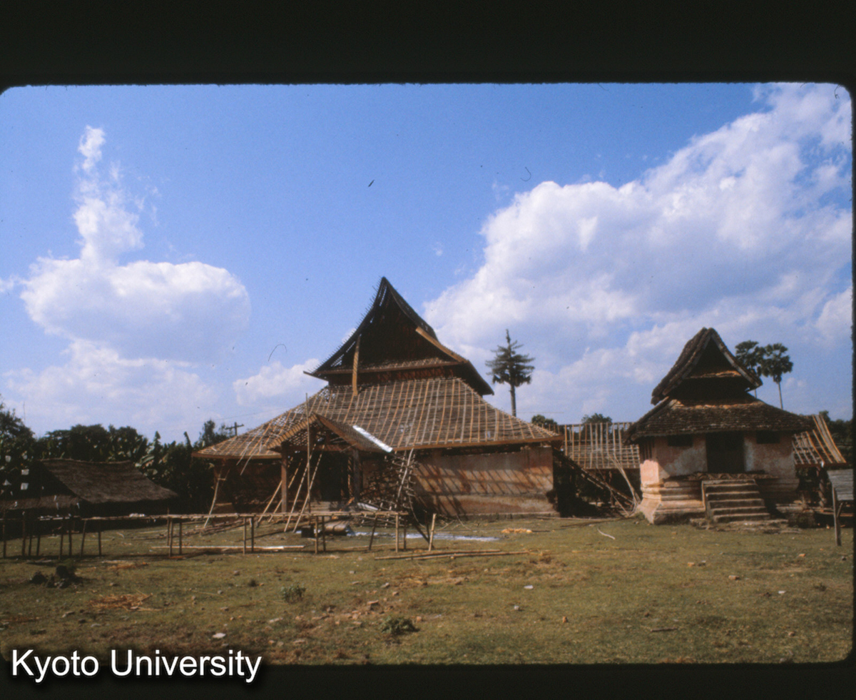109-20_景洪 曼聴仏寺 修理中（1982．10竣工予定） (1)