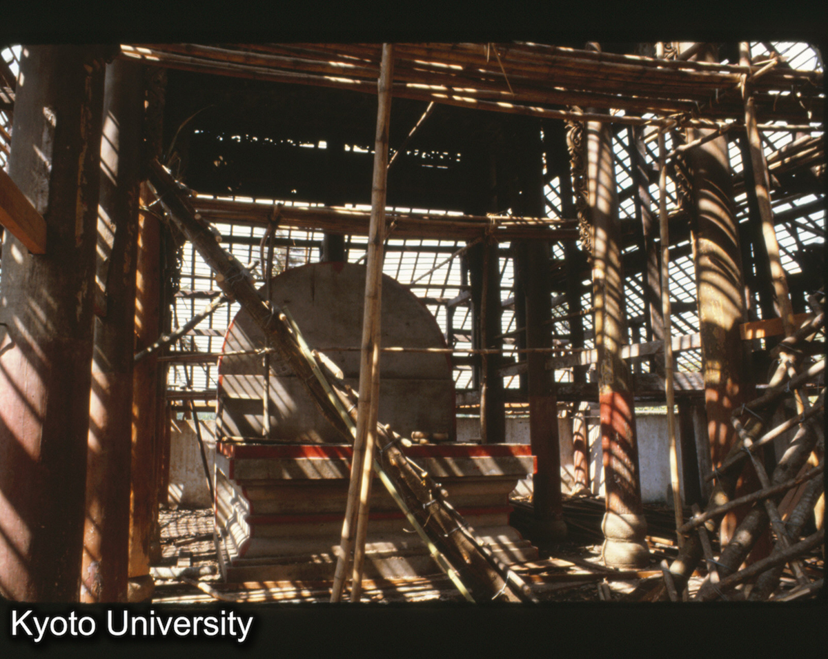 109-23_景洪 曼聴仏寺大殿 修理中 (1)