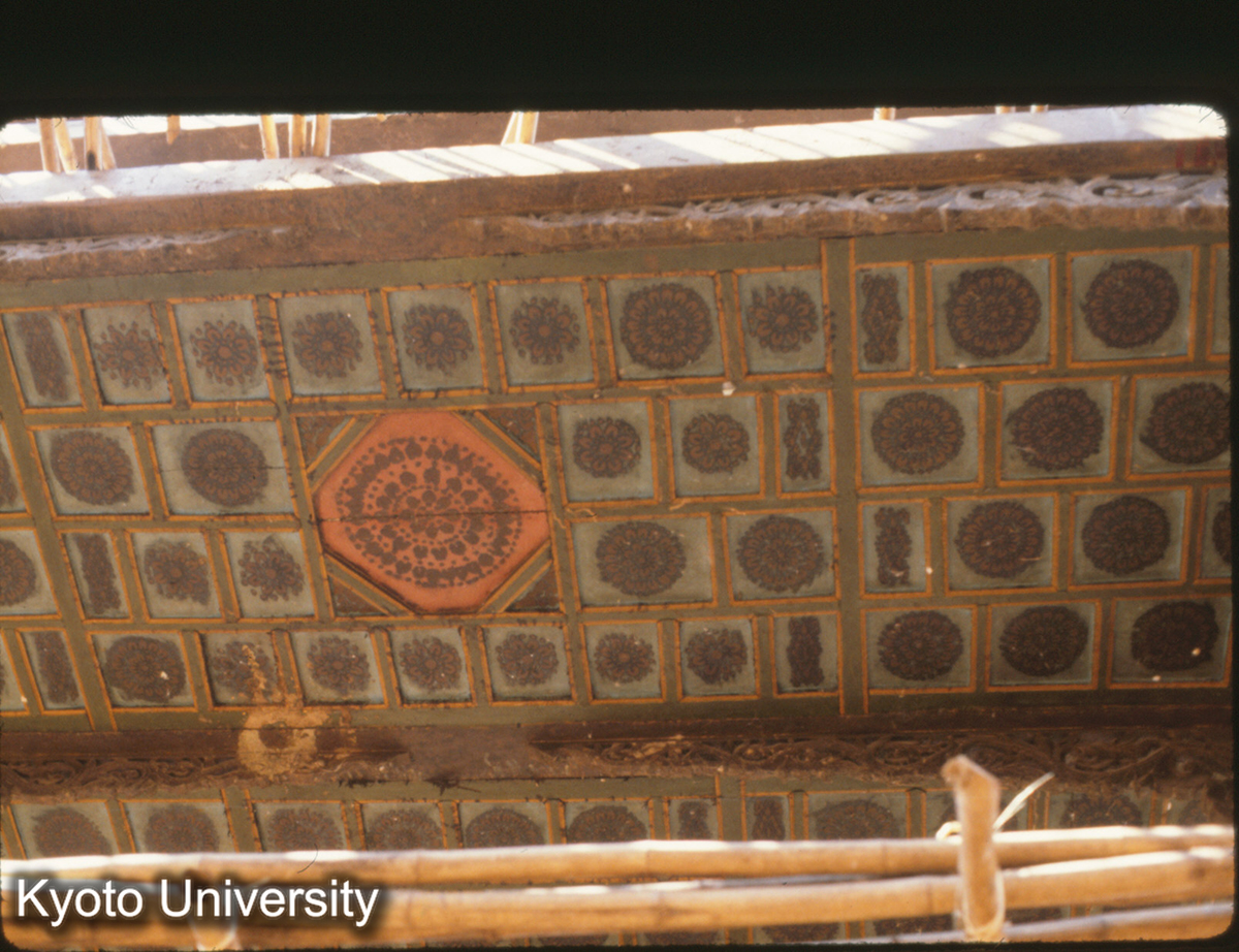 109-25_景洪 曼聴仏寺大殿 格天井 (1)