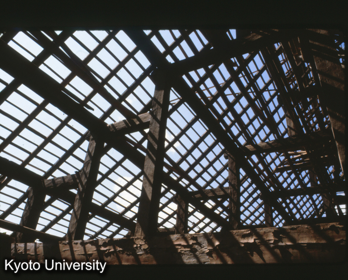 109-26_景洪 曼聴仏寺大殿 屋架（修理中） (1)