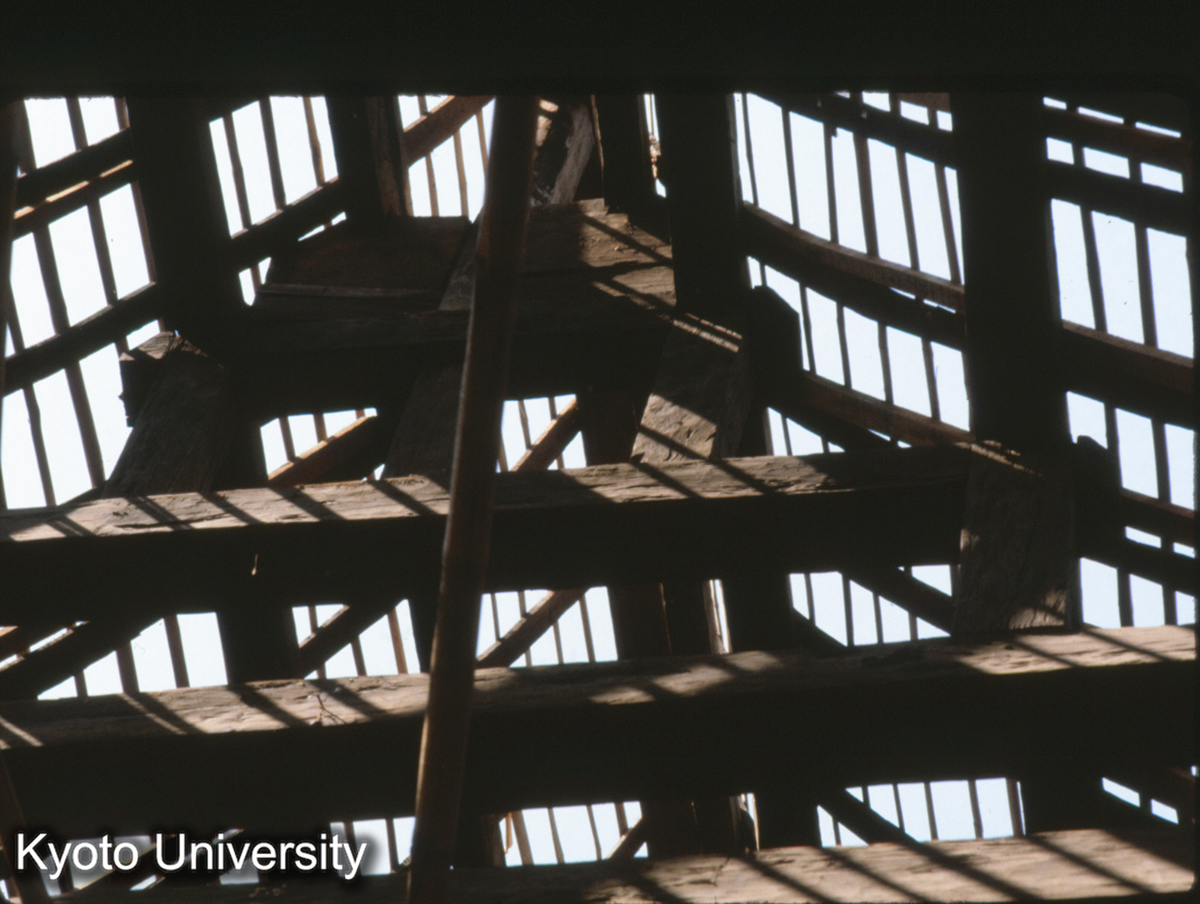 109-27_景洪 曼聴仏寺大殿 屋架 (1)