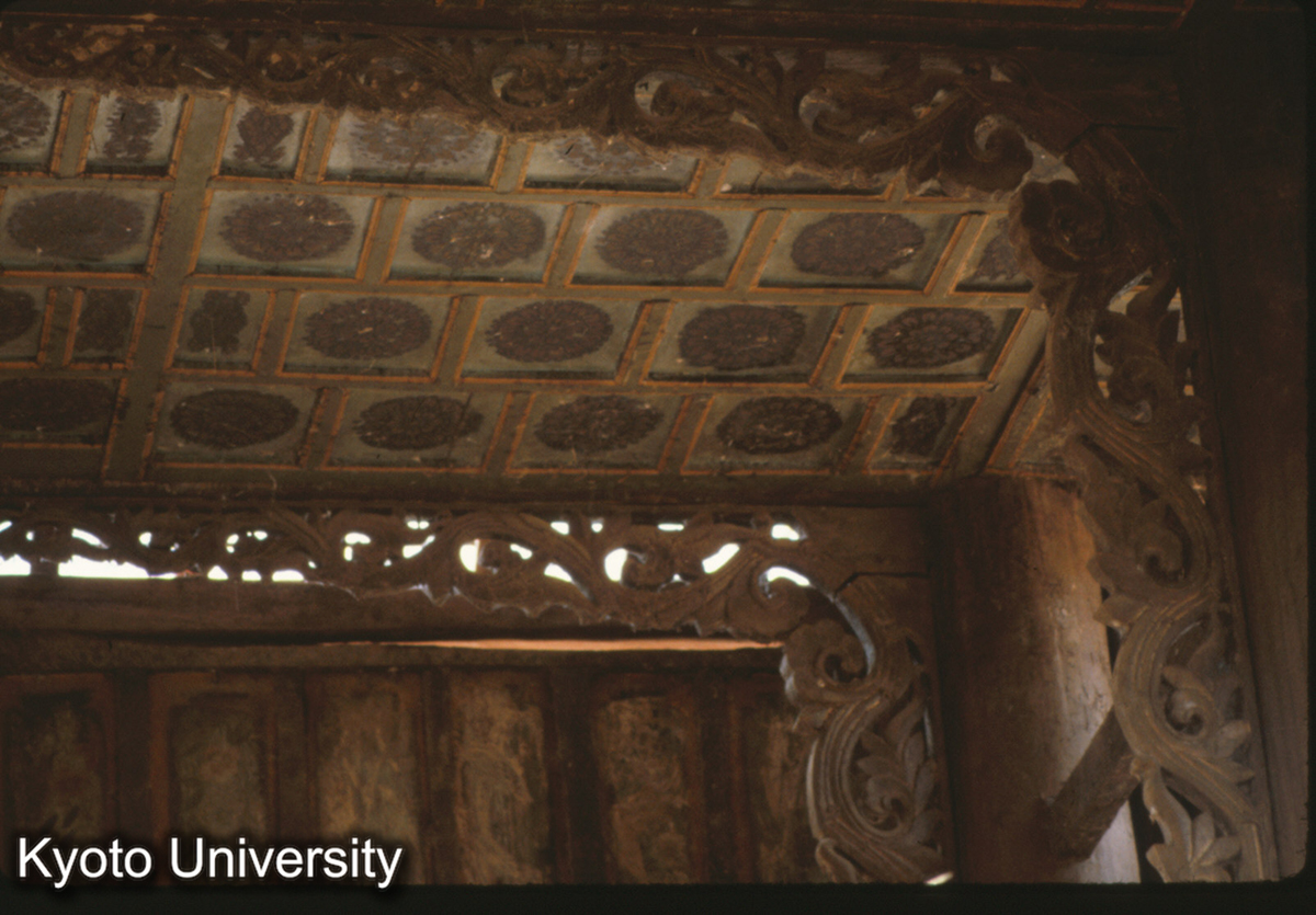 109-28_景洪 曼聴仏寺大殿 平棋・雀替 (1)