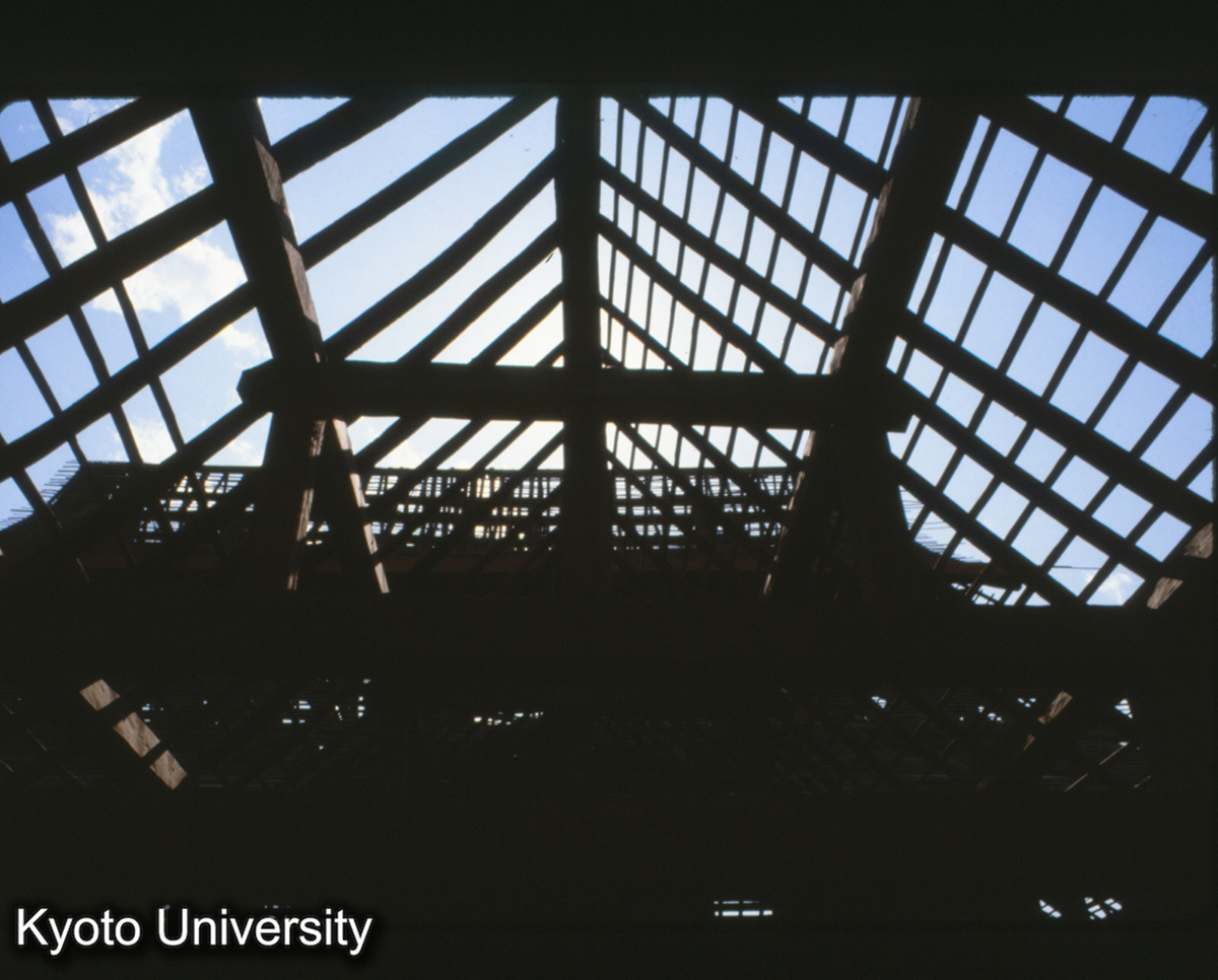 109-32_景洪 曼聴仏寺大殿 廊 屋架 (1)