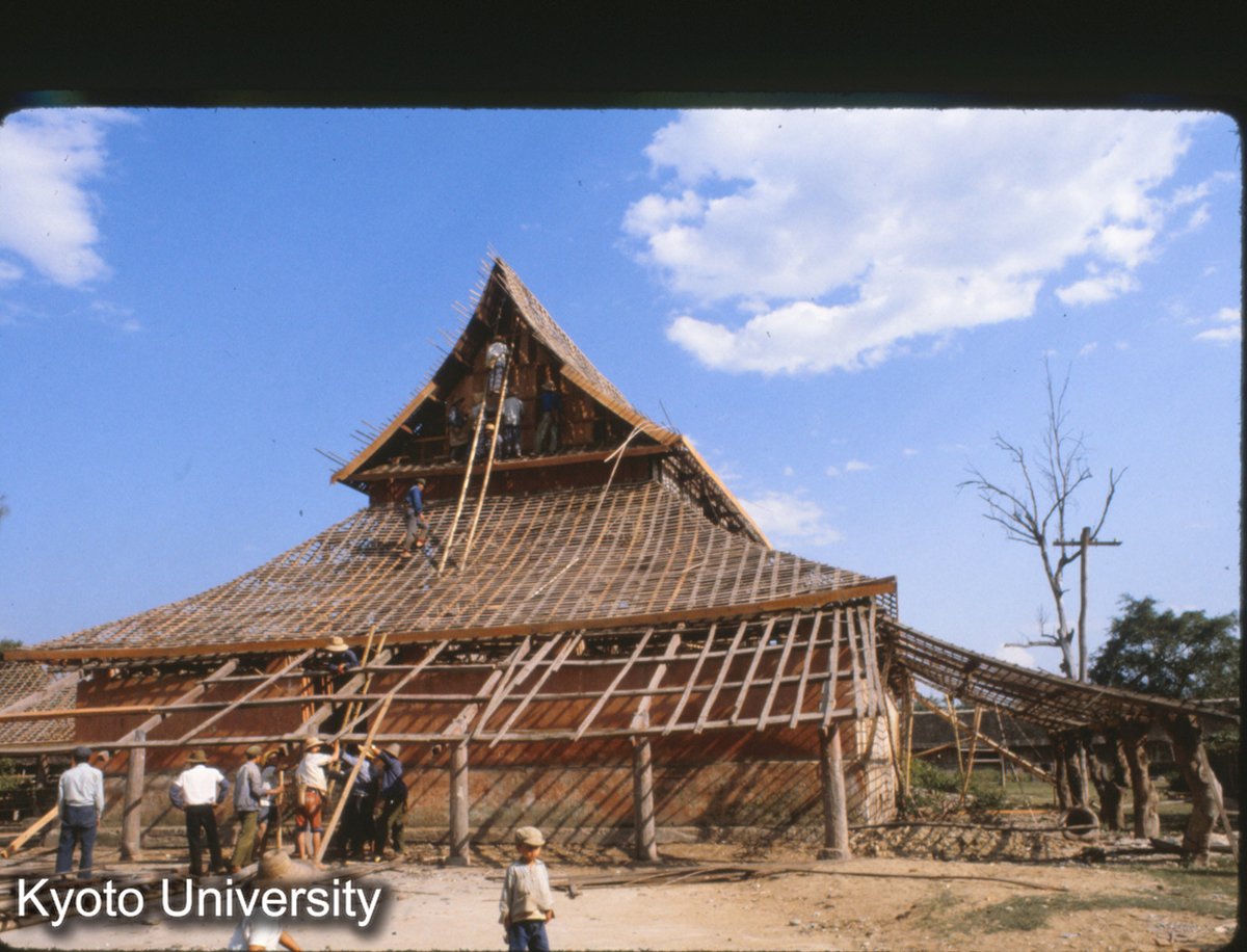 110-10_景洪 曼聴仏寺大殿 後面 (1)