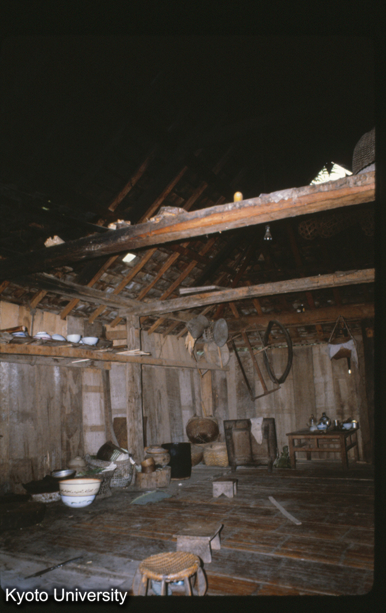 110-14_景洪 曼龍 タイ族 民居 居室 （ホンポアイロラ氏宅） (1)