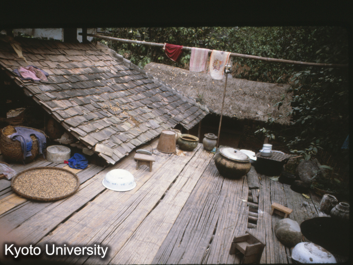 110-17_景洪 曼龍 タイ族 民居 テラス・什器 (1)