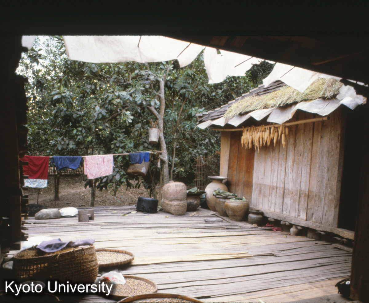 110-18_景洪 曼龍 タイ族 民居 テラス（内よりのぞむ） (1)