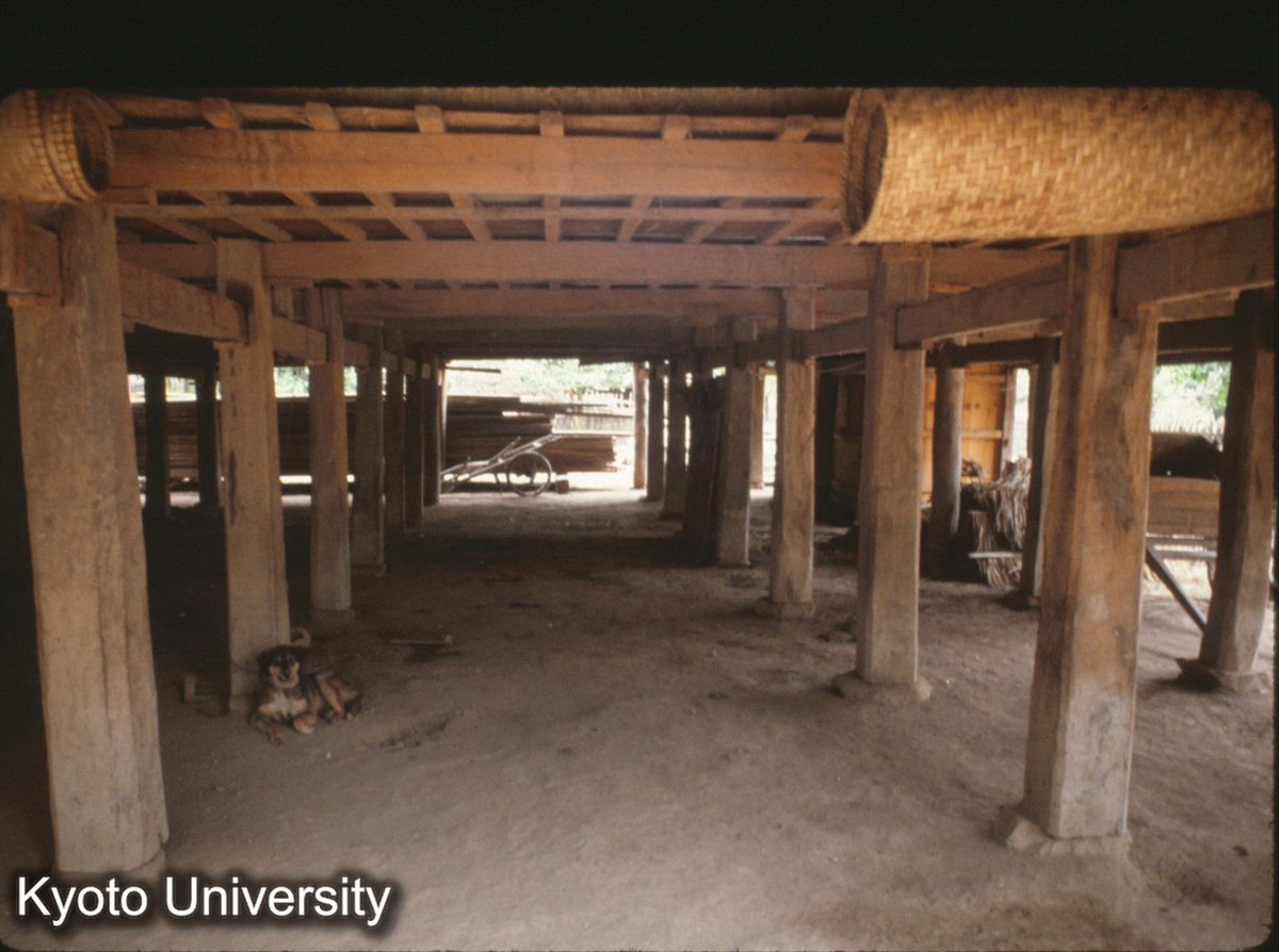 110-20_景洪 曼龍 タイ族 民居 楼下 (1)