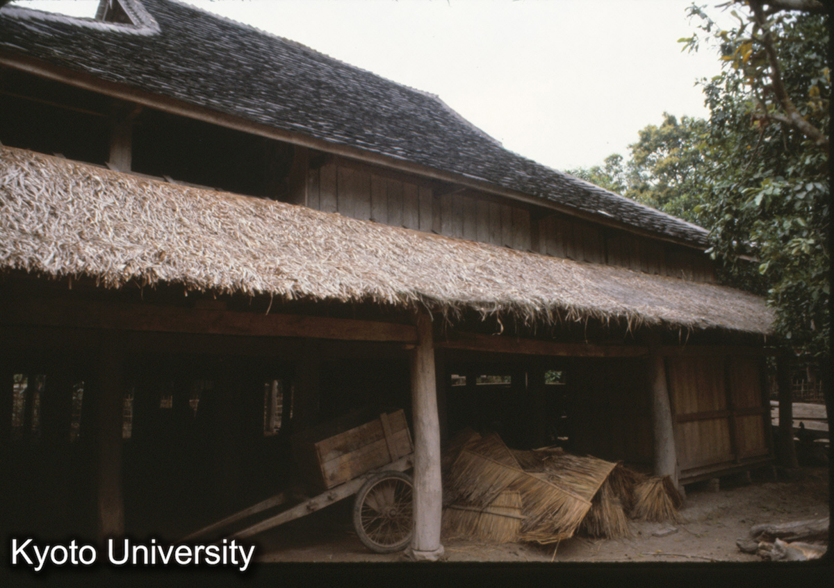 110-22_景洪 曼龍 タイ族 民居（ホンポアイロラ氏宅） (1)