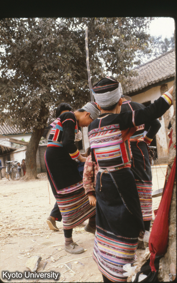 112-18_アイニ（ハニ）族? 景洪から思茅 (1)