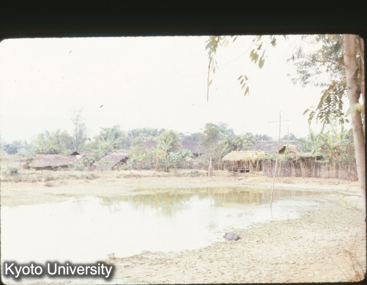 112-22_ジノー族村寨 景洪-思茅の途中 (1)