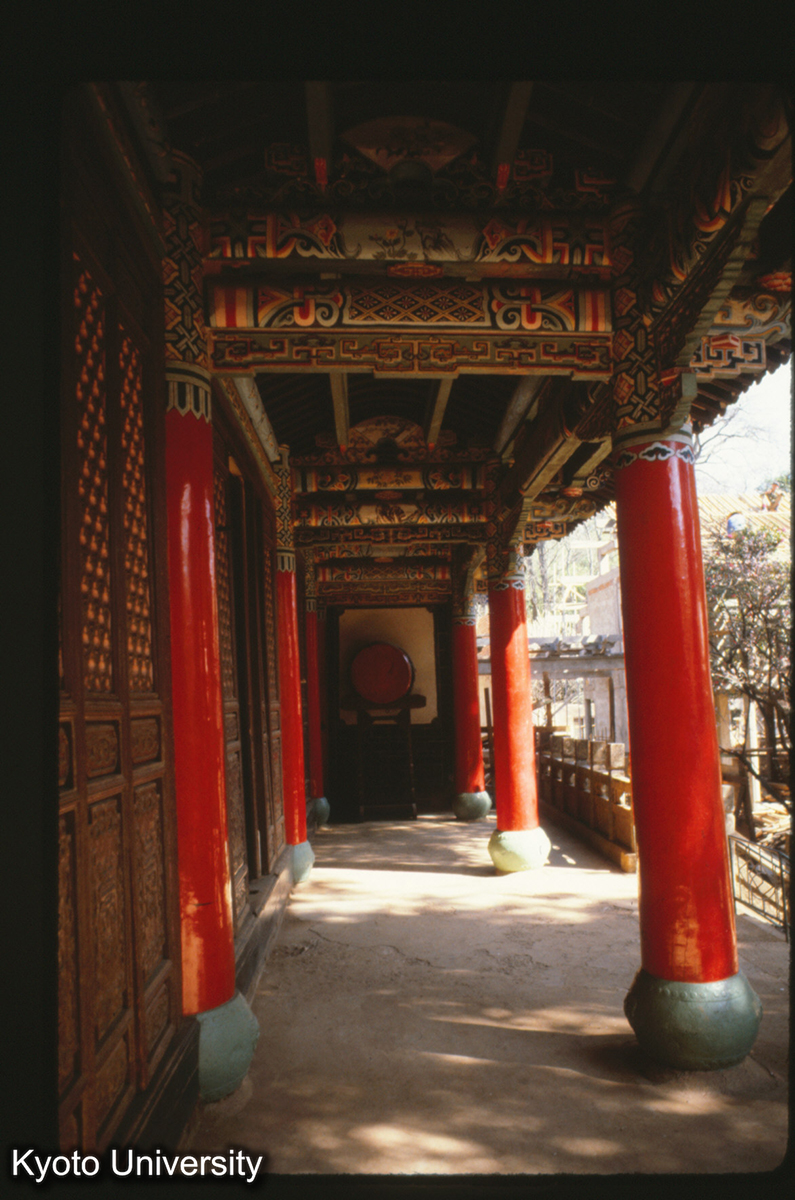 114-19_昆明 黒龍潭後殿 前廊 (1)