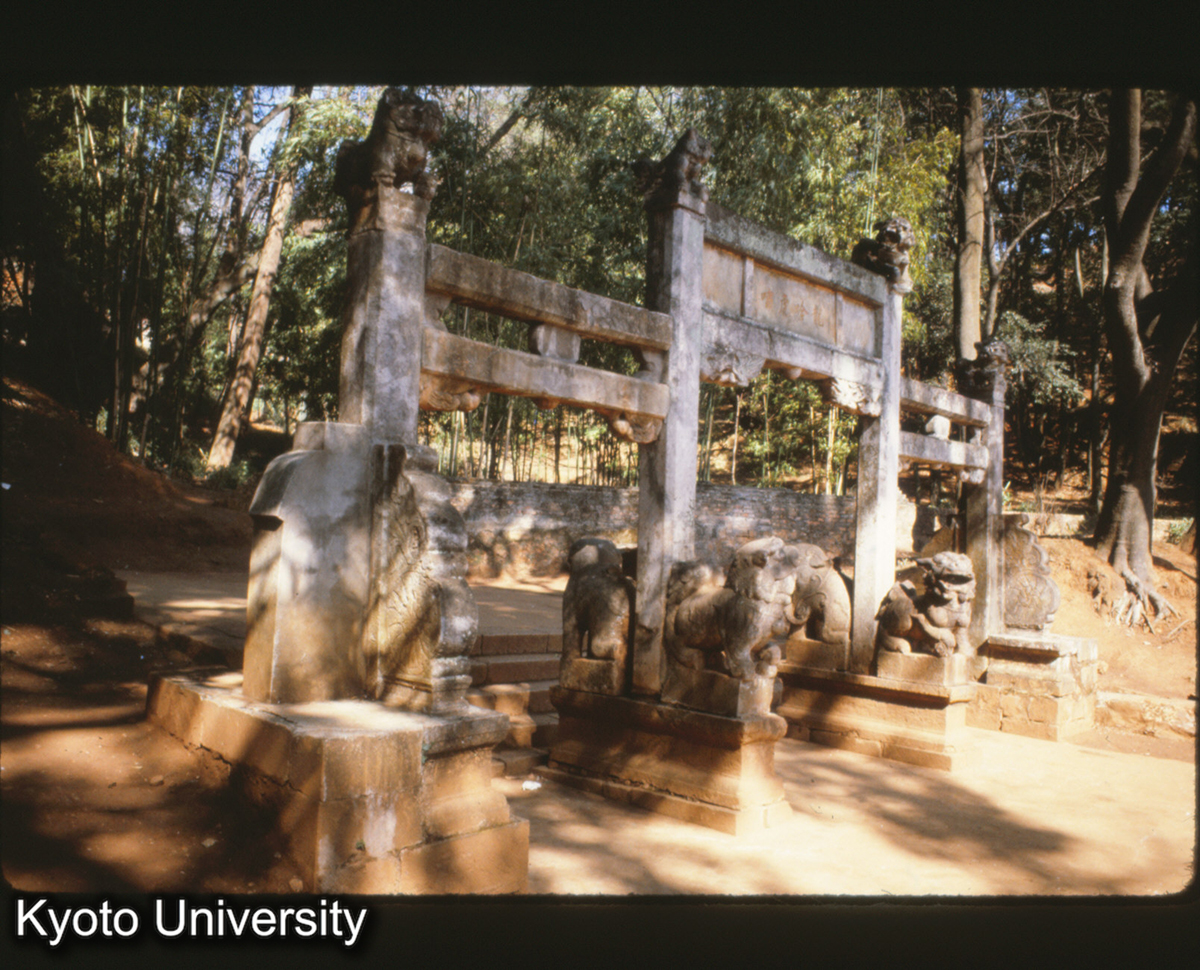 114-23_昆明 黒龍潭 石牌坊 (1)