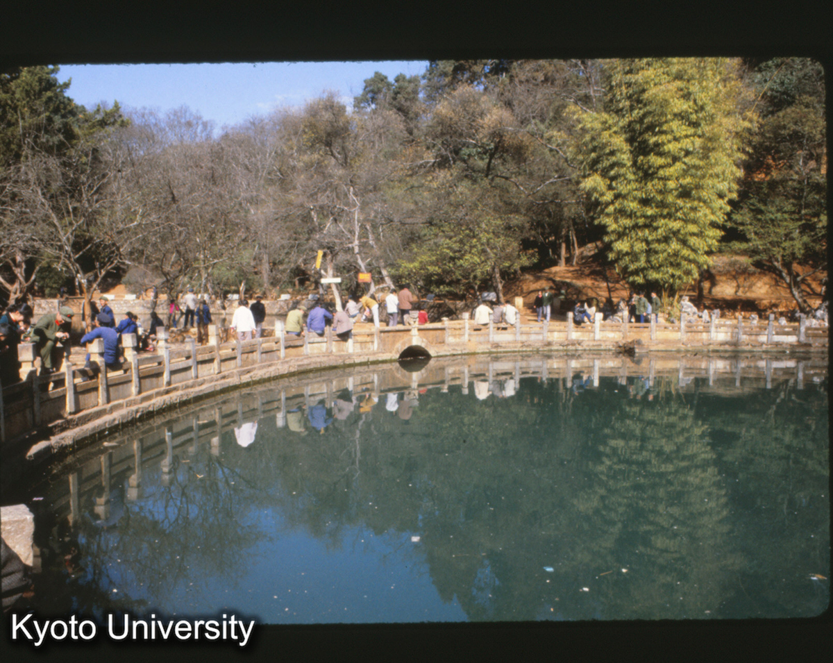 114-25_昆明 黒龍潭（青池と赤池） 2頭の龍が斗って片方が片目をつぶされたので色がちがうと伝う (1)