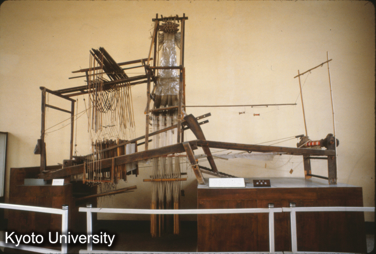 116-9_織錦機（蜀錦をおる機械 清代） ３人操作 四川博 (1)